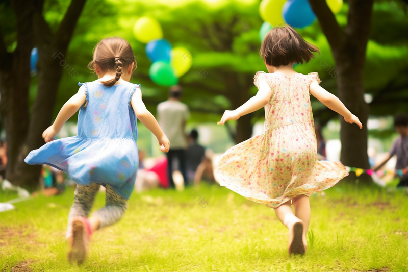 户外孩子们在公园草地上奔跑快乐的玩耍背影摄影图,高清,摄影图,摄影图片,图片大全,摄影图免费下载